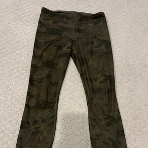 Lululemon women green camo leggings excellent condition